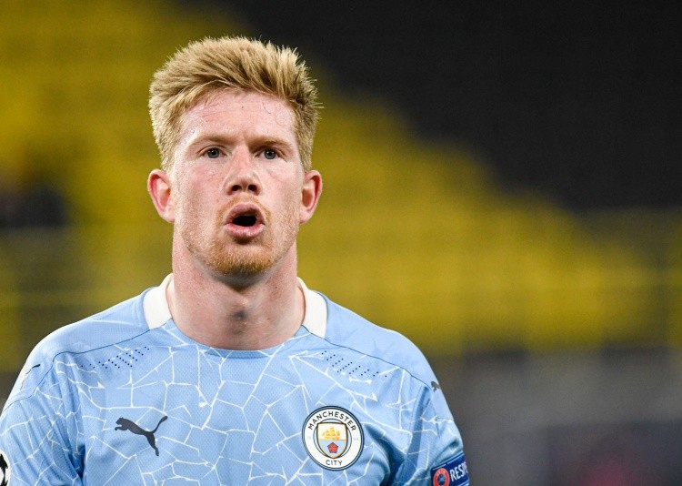 广州小学生观战轮椅篮球赛为运动员加油