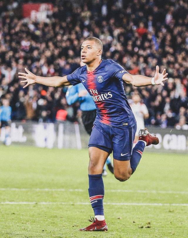 佩莱格里尼：塞维利亚落后时球迷往球场投掷杂物，这样不对