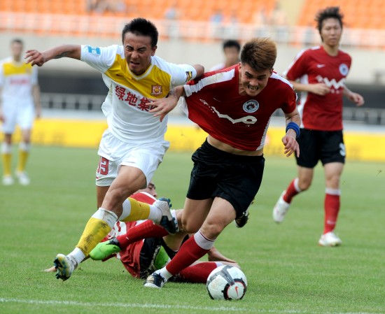 阿诺德受伤影响皇马阵容，巴尔韦德需客串右后卫，球迷呼吁调整阵型。