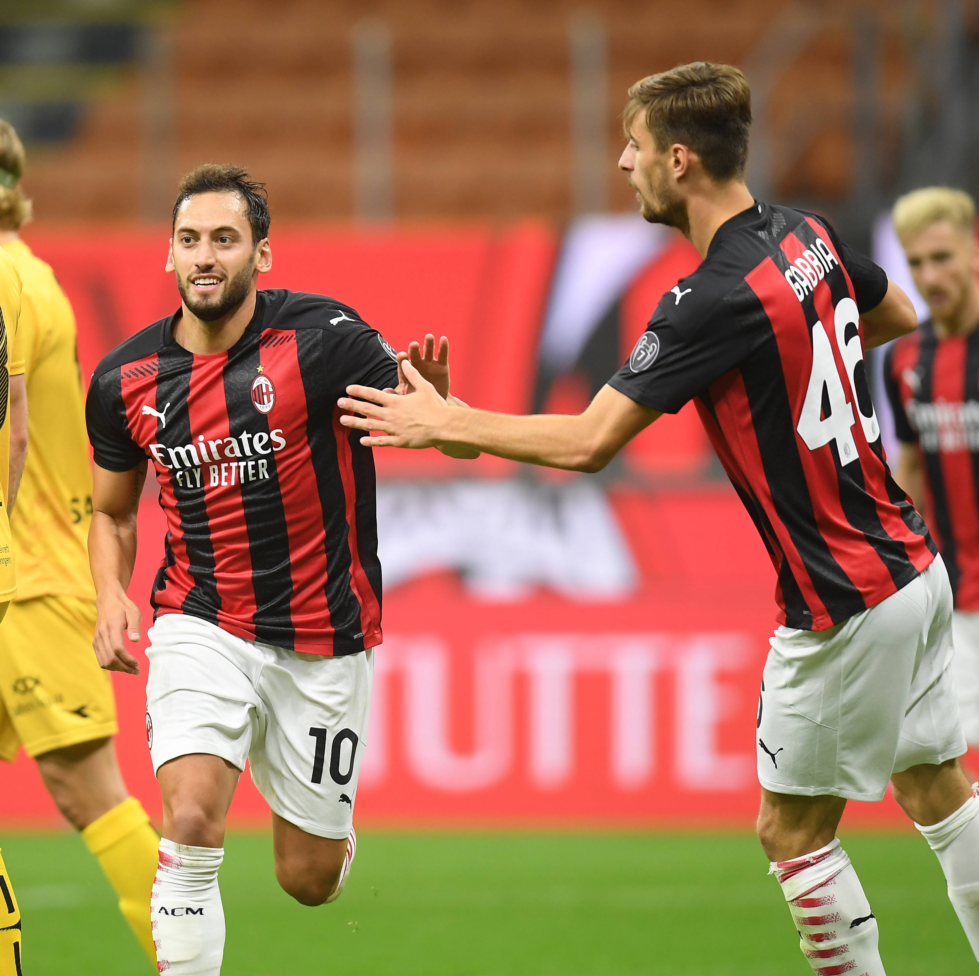 詹姆斯篮板抢断关键时刻锁定胜局